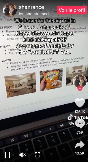 Chris rédigeant des instructions pour les pet-sitters de ses chats avant son départ.