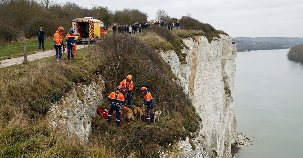 Sapeurs-pompiers secourant un chien au bord d'une falaise escarpée à Quenneport, Normandie
