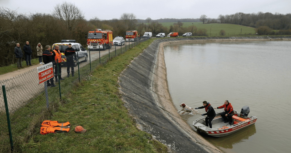Chien sauvé près d’un bassin de rétention, scène émouvante de secours avec pompiers au Val-d’Oise (Illustration)