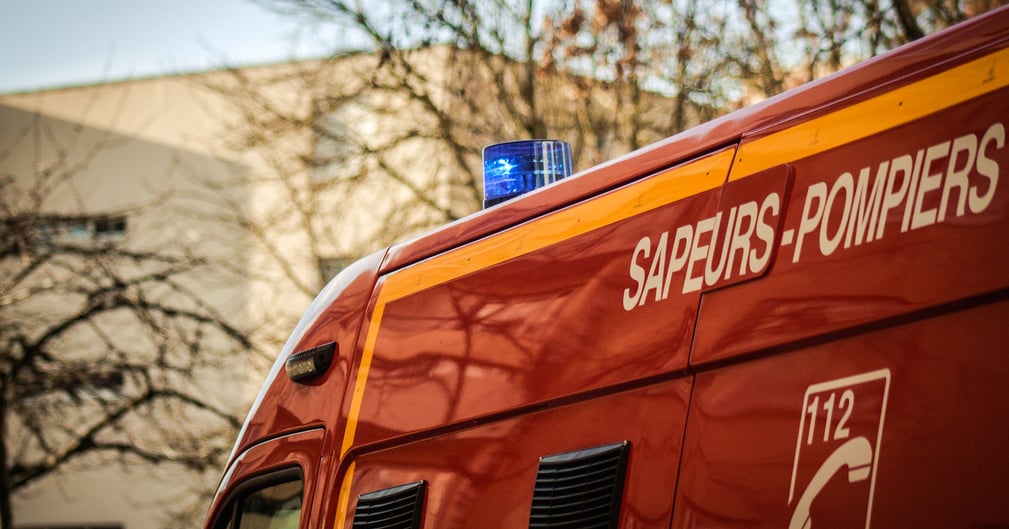 Secouristes intervenant de nuit dans un jardin clôturé après l’attaque d’un chien-loup tchécoslovaque sur sa propriétaire à Pers-Jussy