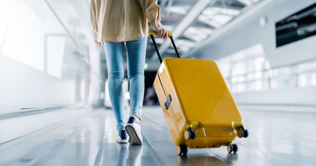 femme aéroport chien