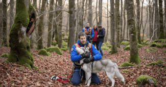 Un chien de type nordique secouru par des gendarmes en pleine montagne, ému mais indemne, retrouvé après deux jours d’attente dans la nature.
