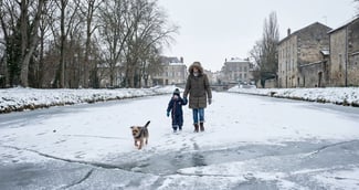Vue d'un canal gelé en hiver avec des secours sur la berge