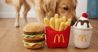 Collection de jouets McDonald’s pour chiens inspirés des produits phares comme le burger, sundae et frites