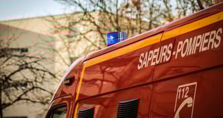 Secouristes intervenant de nuit dans un jardin clôturé après l’attaque d’un chien-loup tchécoslovaque sur sa propriétaire à Pers-Jussy