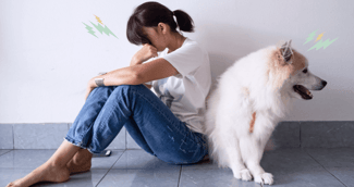 Un maître stressé avec son chien